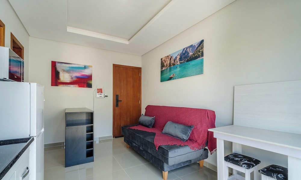 Apt w/ 1 Bedroom and Air Conditioning Irn0103