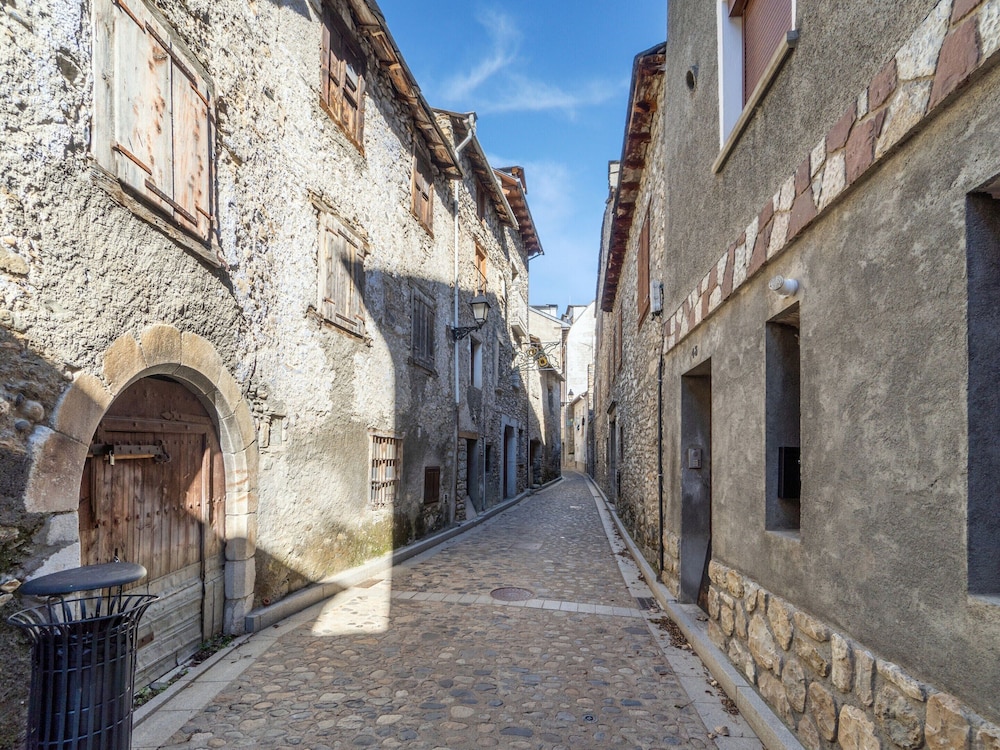 Stone Home in Benasque Near Scenic Lake