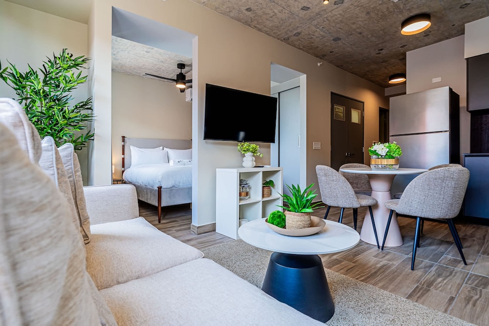 w Splendid 1BR in the Heart of Centriqo