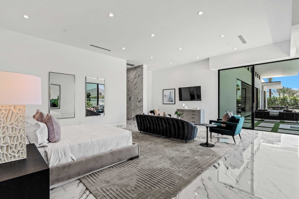 Sleeps 31 2 Luxury Villas w/ Pool + Spa, Putting Green Bravo by Avantstay