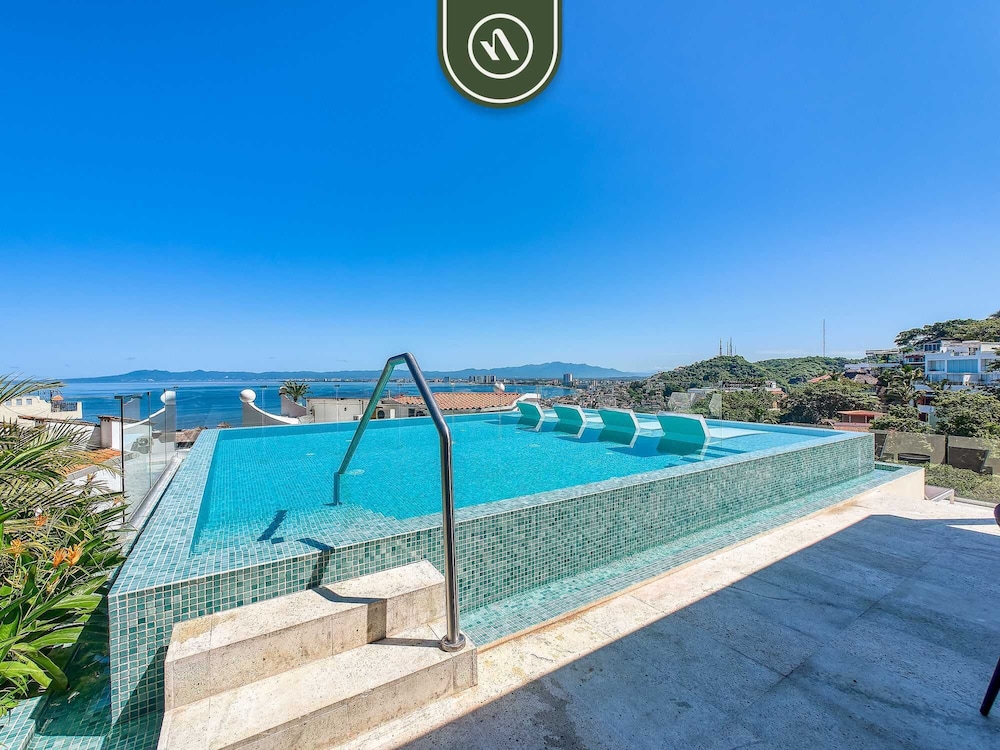 Luxury 2 BR Condo in the Jungle - Oceanview Pool