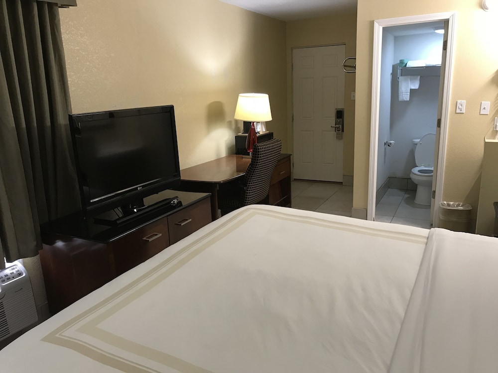 Hometown Inn & Suites