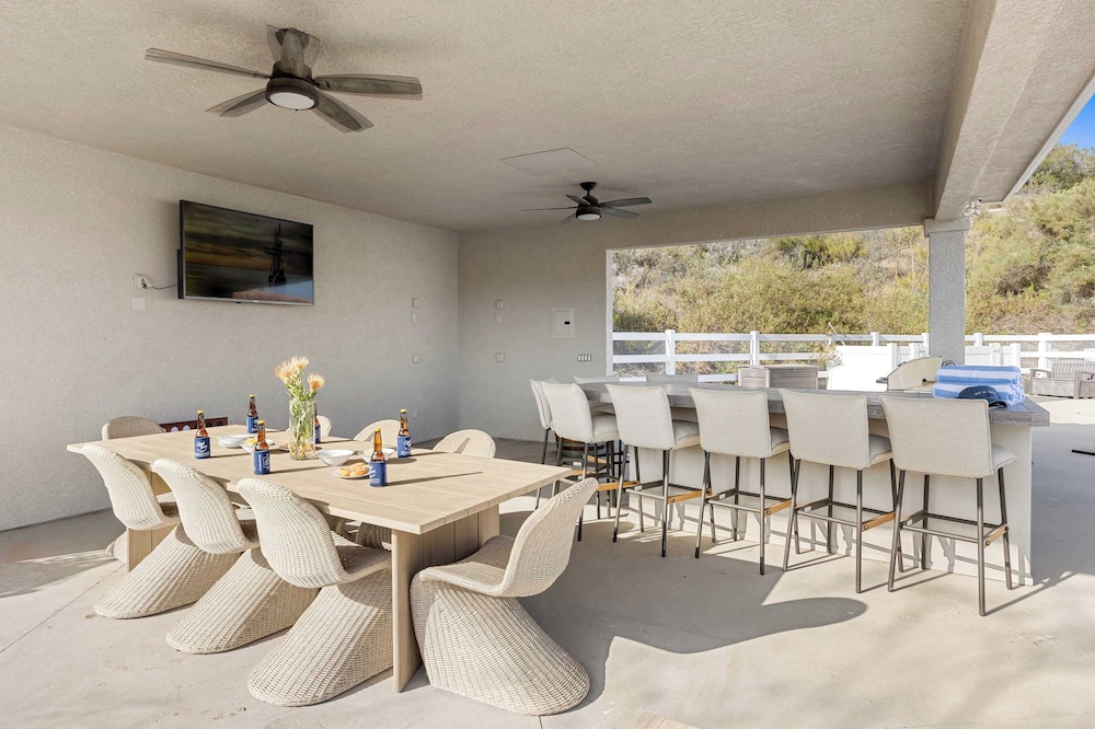 Pool, Views, Hot Tub, Fire Pit & Arcade Vista Clara by Avantstay