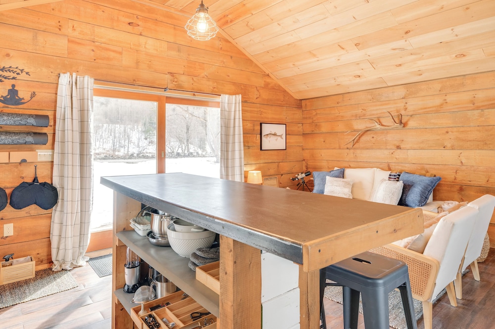 Hike, Fish & Boat: Waterfront Cabin in Ryegate!