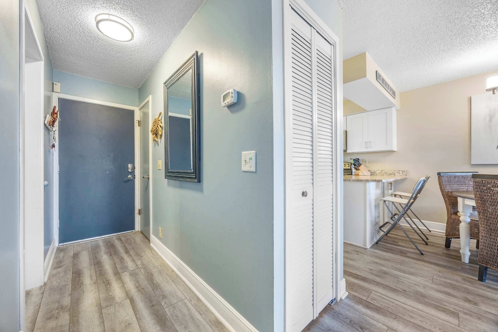 Treetop Beach Condo Sleeps 7!