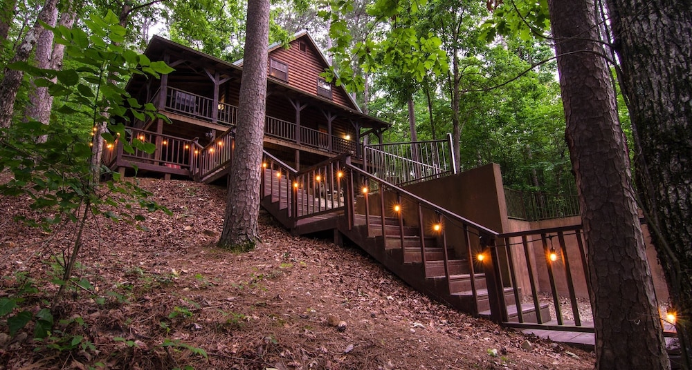Hotel Breathless Cabin Includes Free Wifi, Parking Onsite, Private Hot Tub, and BBQ by Redawning - Image 1