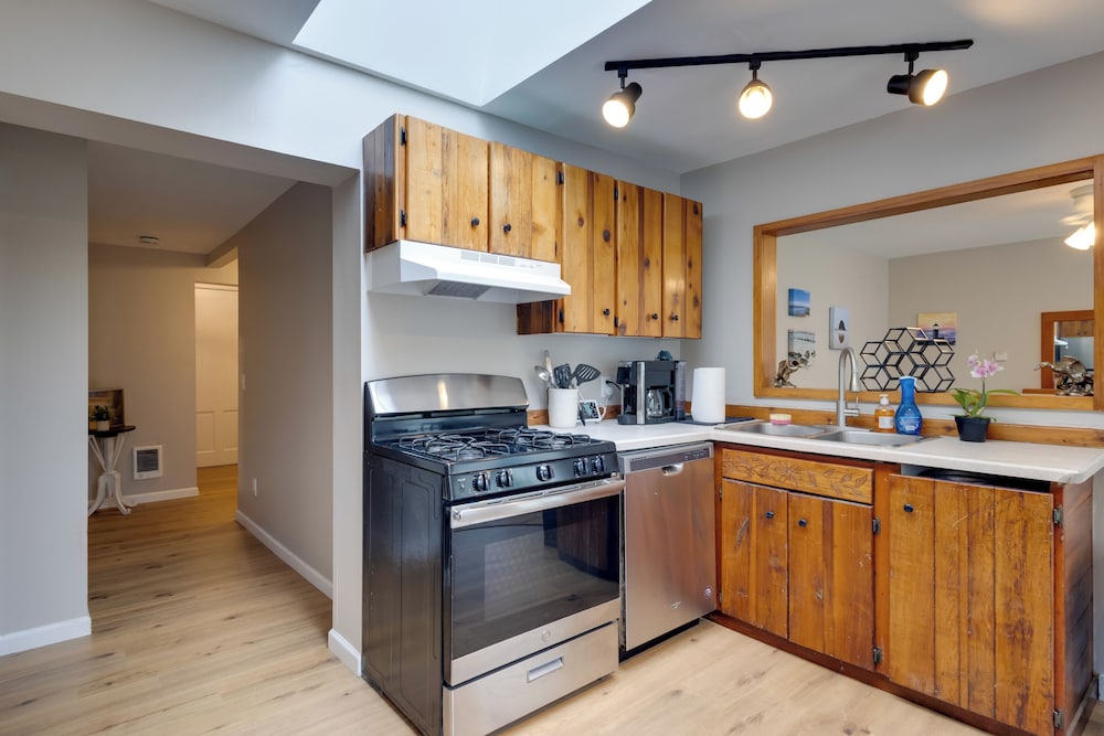 Walk to Main Avenue: Cozy Unit in Warrenton