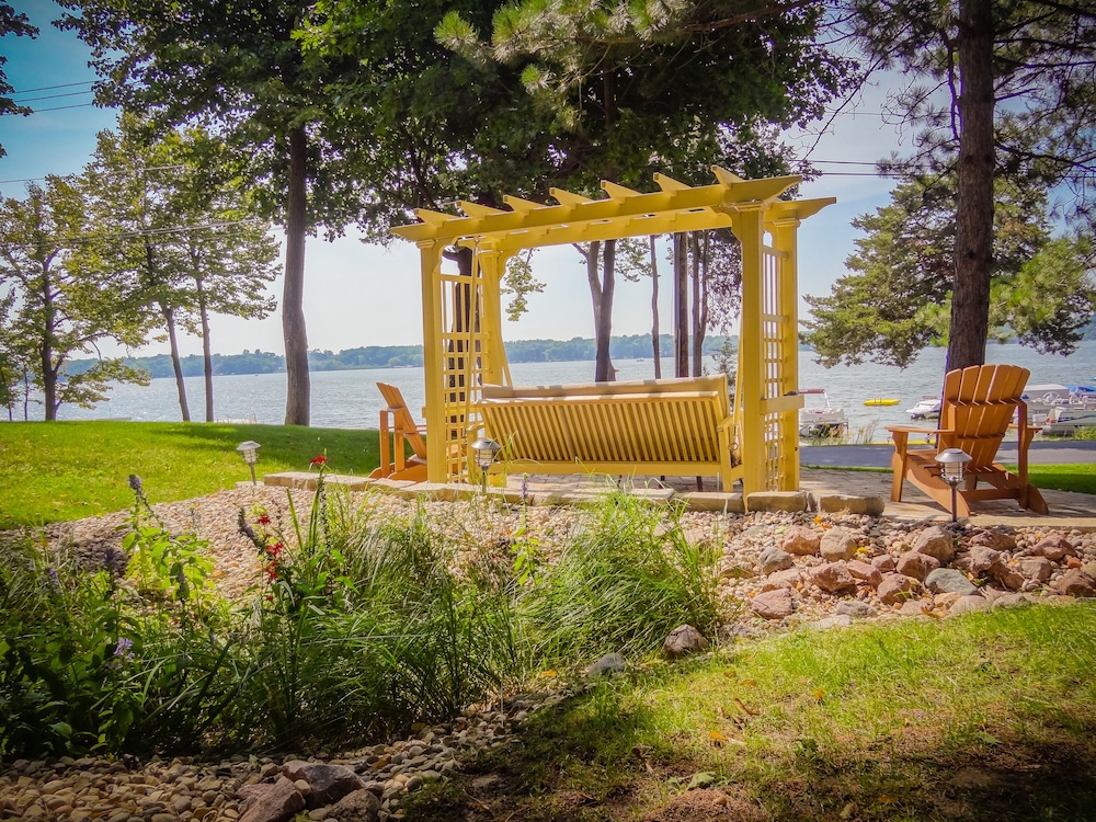 Lake Ripley Lodge w Lake Front Rooms, Grand Porch, Kayaks & Paddleboard