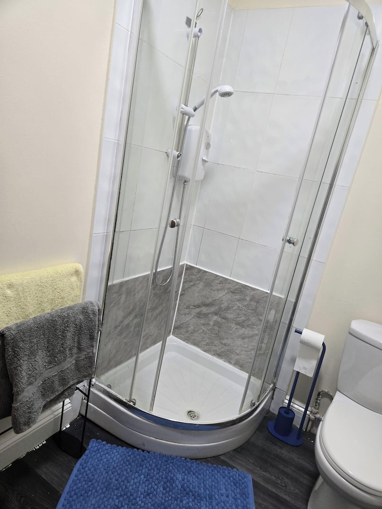 2 Bed - Sleeps 6 - Private Balcony - City Centre
