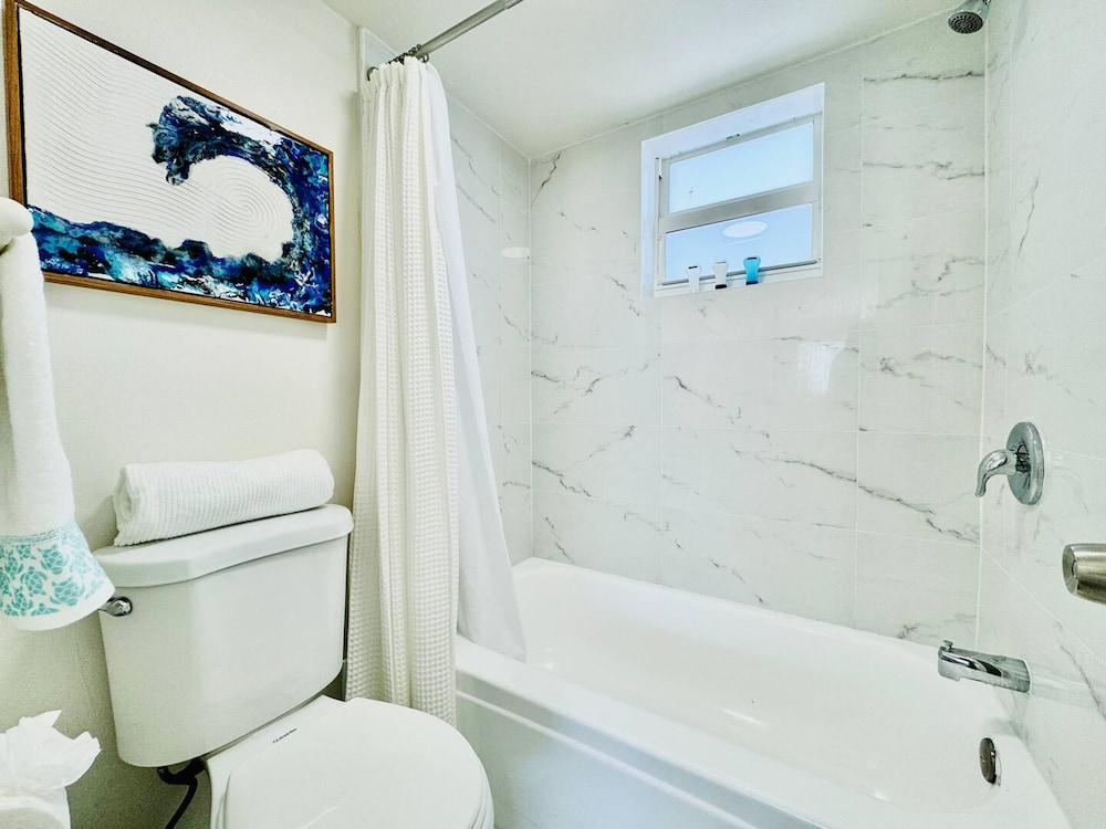 Waterfront 1BR Parking Walk to the Beach