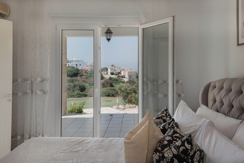 Phaedrus Living: Seaview Hilltop Maisonette