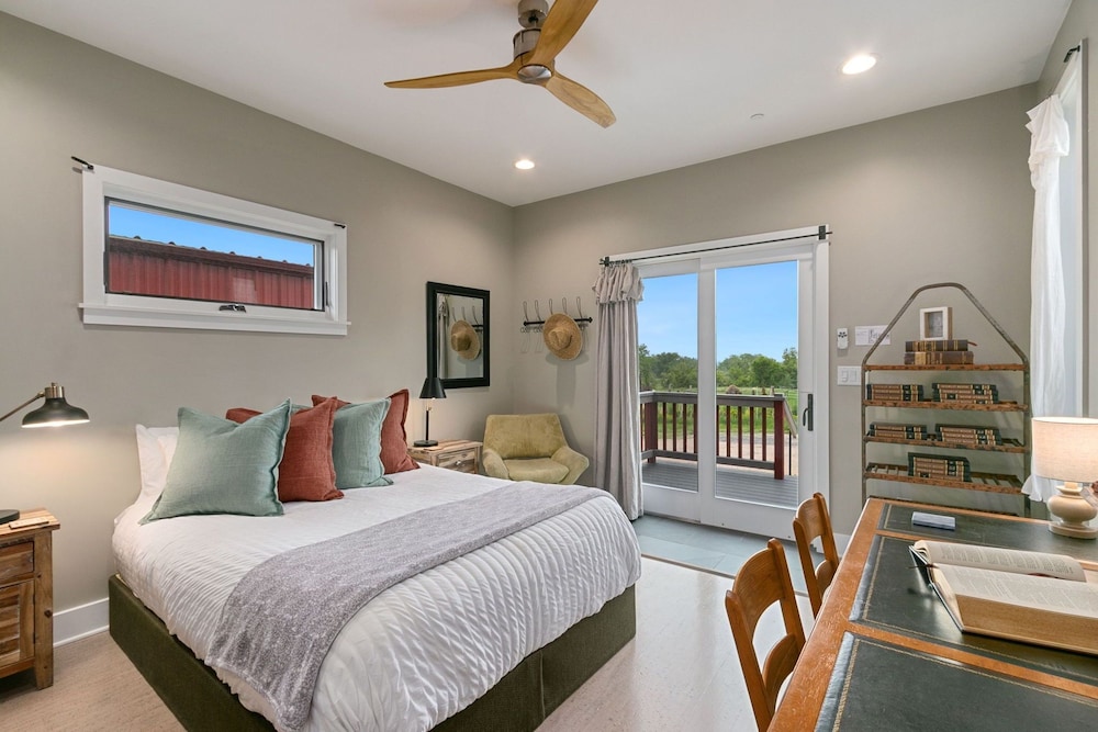 Spectacular Home in Peaceful Area Vineyard Views view 5