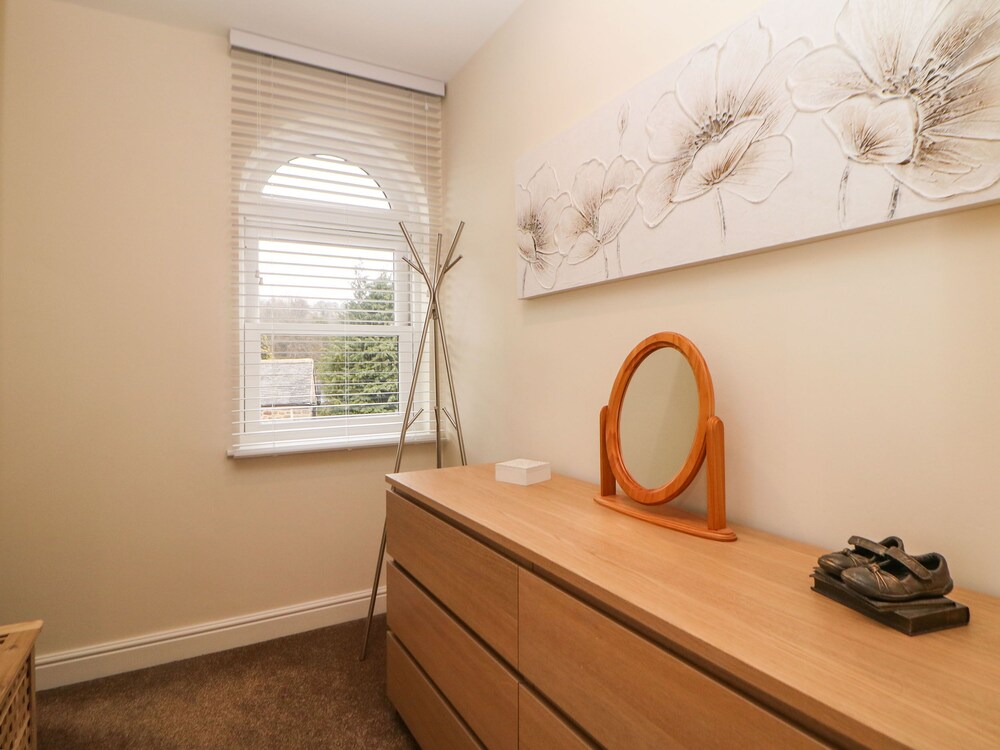 1 Knowleston House