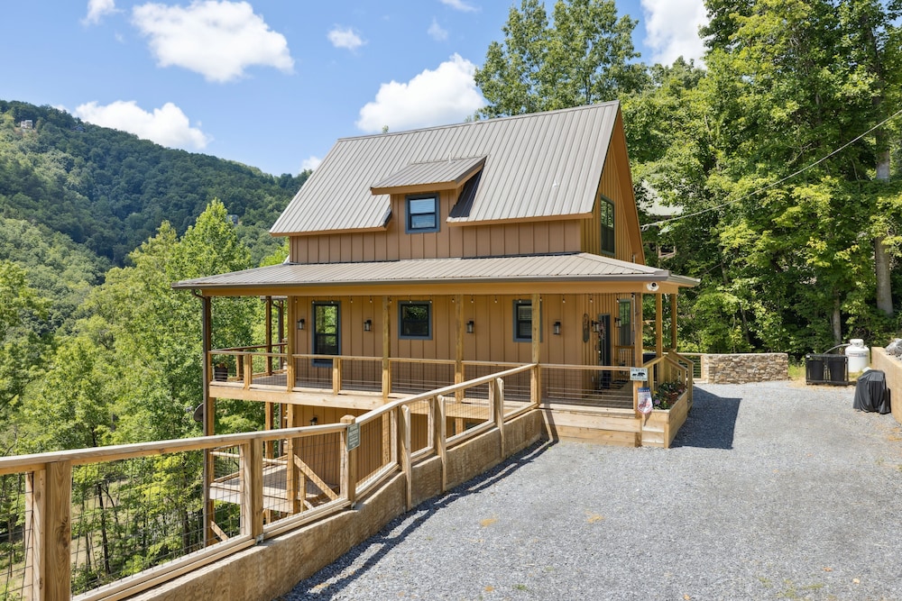 Bear Cheeks 4 Bedroom Cabin