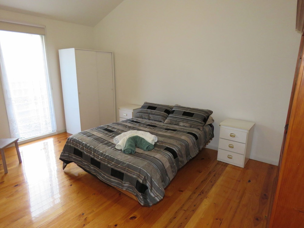 5 Little Penguin Cottage in Cowes view 4