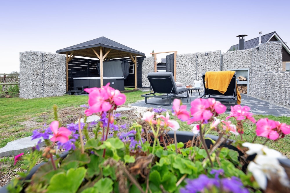 2 Cosy Homes With Wellness Garden