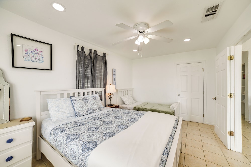 Beachfront Home w/ Pool Access in Galveston!