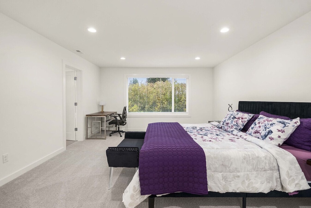 Brand New 5BR Home Fenced Yard Ample Parking