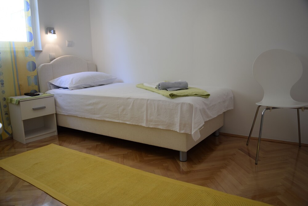 Jele Rooms