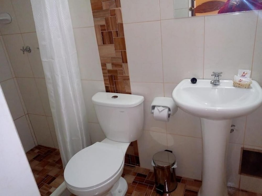 Posada Saqra en Cusco — bathroom