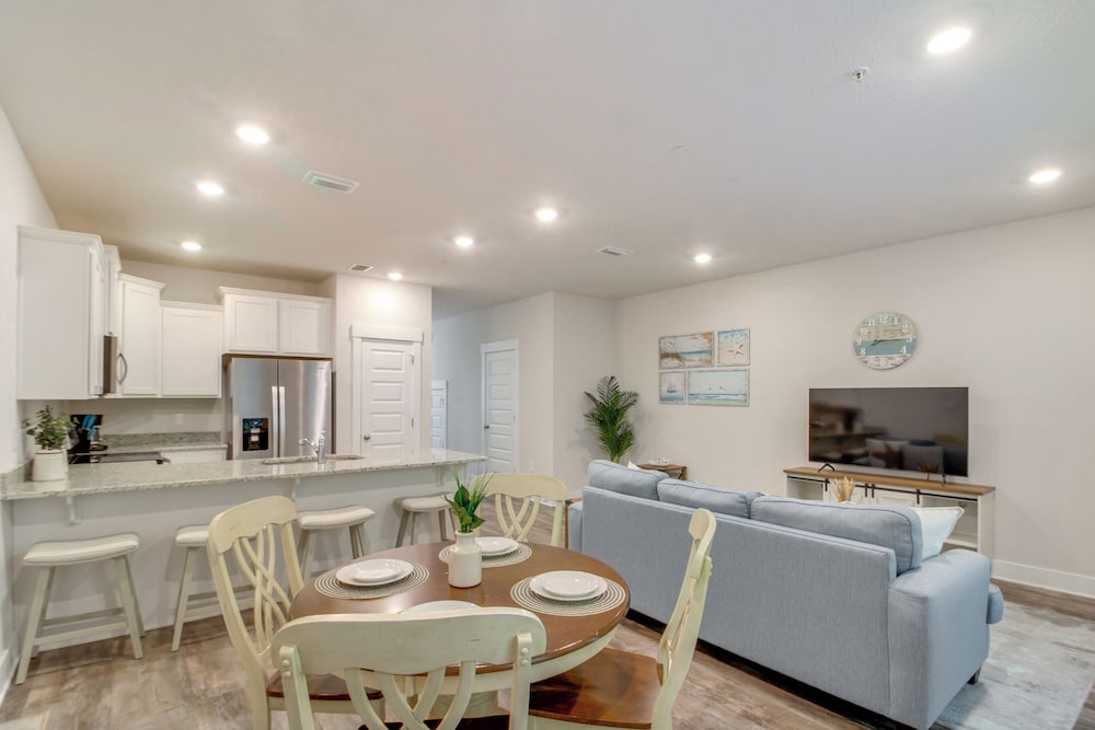 Pensacola Retreat w/ Pool Access, 20 Mi to Beach
