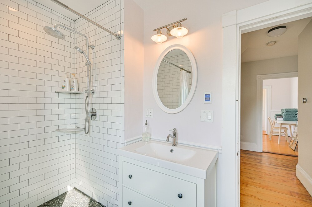 Bright & Pet-friendly Home: 2 Mi to Harvard Square