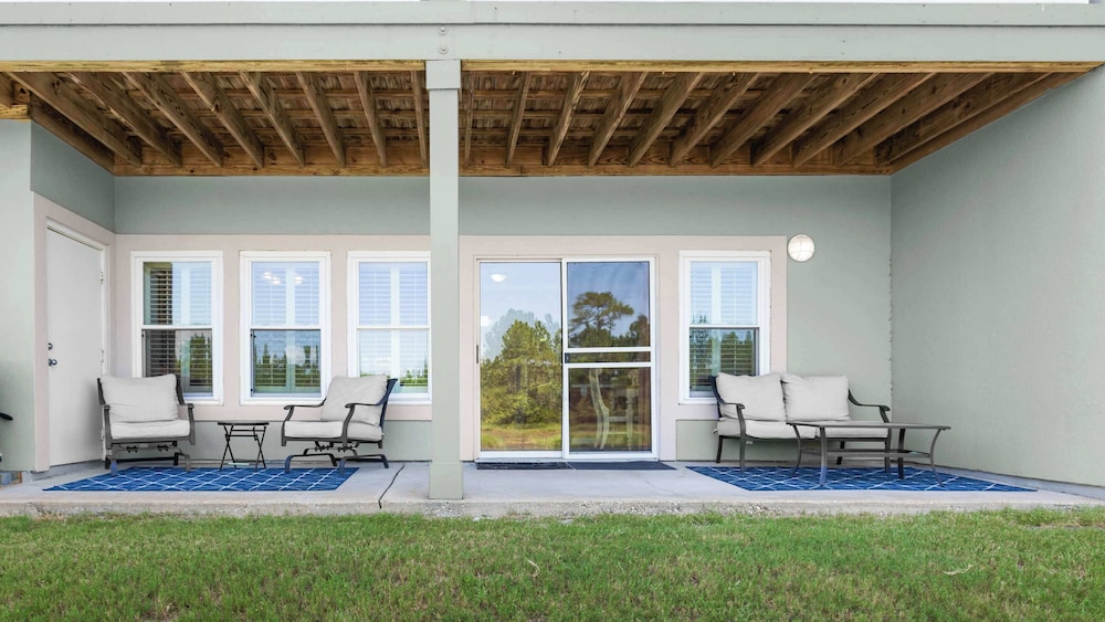Cozy Family Home - Community Pool, Private Porch, 10-minute Walk to Beach