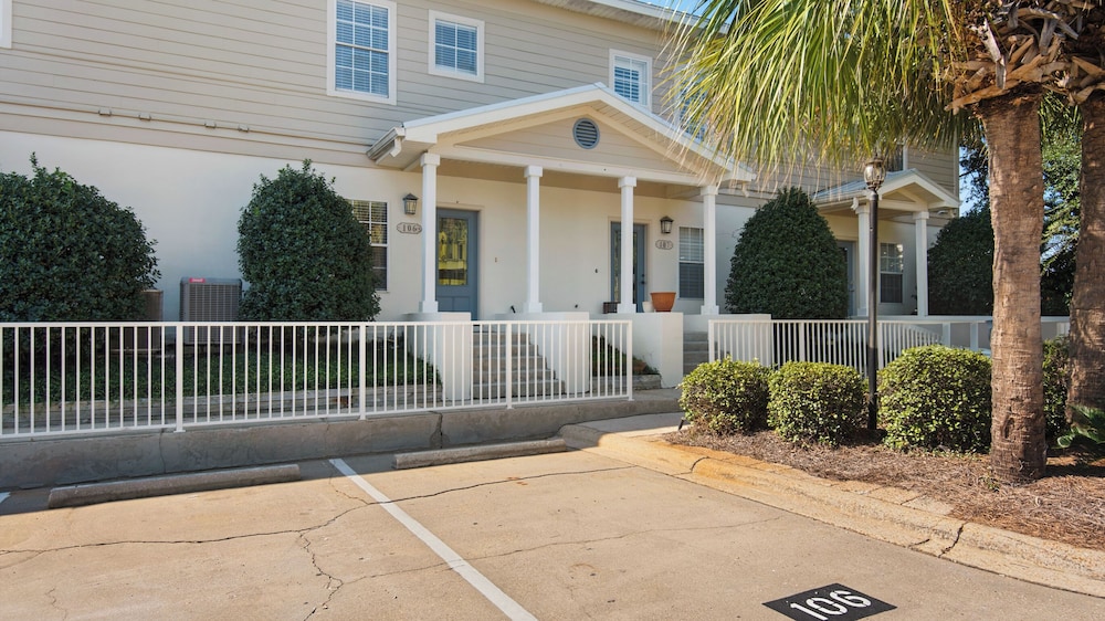 .2 Miles From Beach, Bright and Modern Townhome, 3bd, 3bth view 3