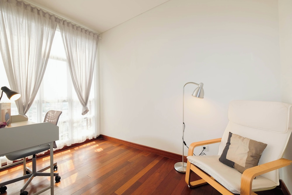 Boho Touch 2Br Apartment With Extra Room At Lucky Tower Residence