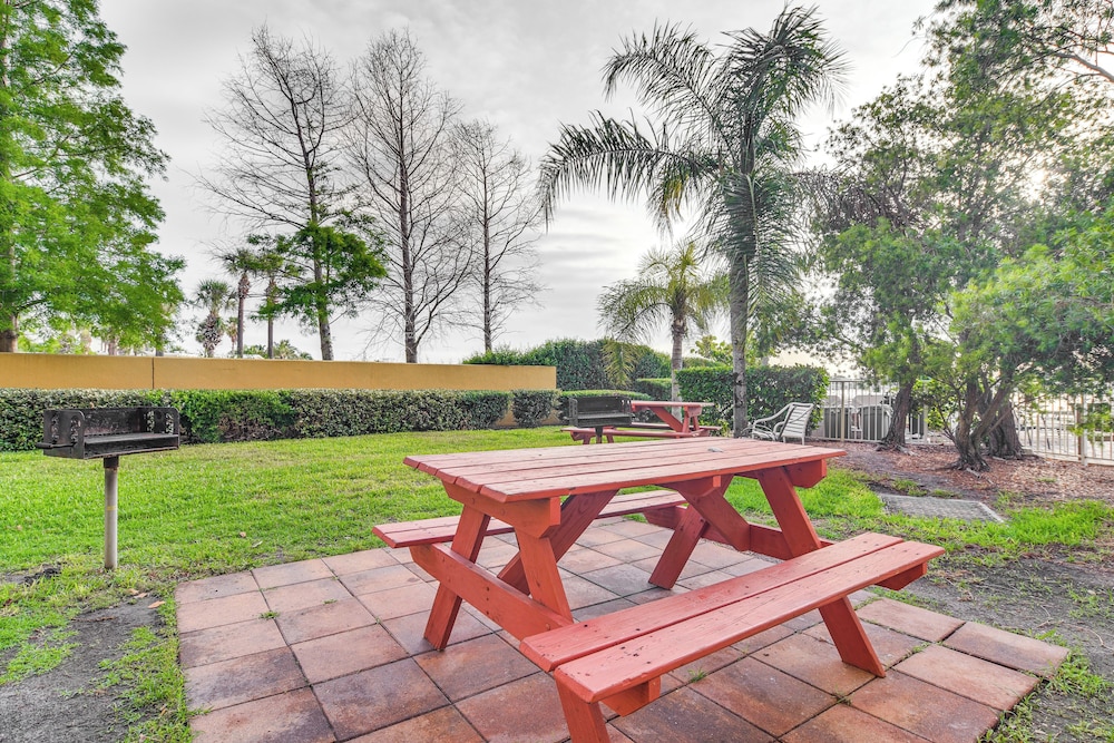 Treasure Island Condo w/ Bay-view Balcony!