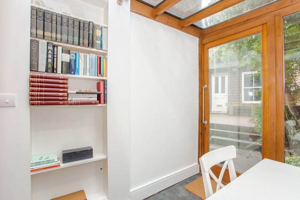 Mountgrove Road Spacious 2 Bedroom Flat