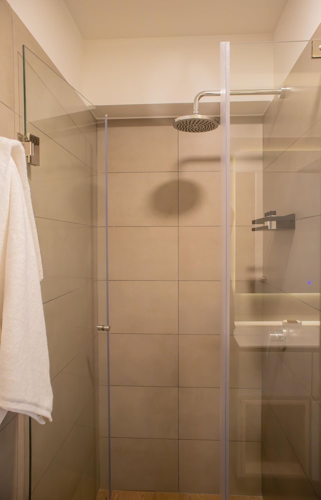w Inviting 2BR w Balcony in Lively Miraflores