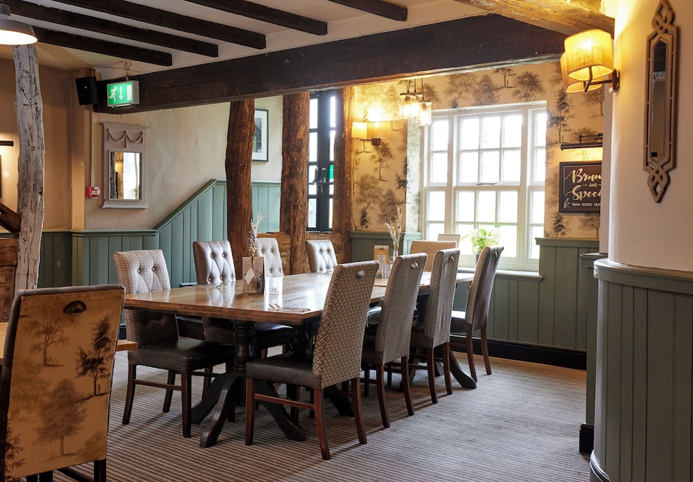 Cross Roads Hotel by Chef and Brewer Collection