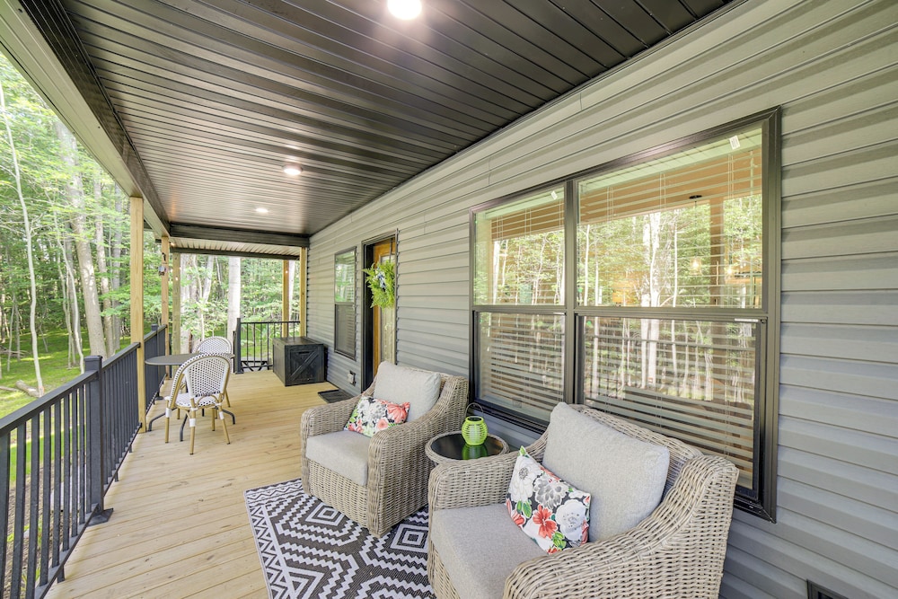 Lake Access, Pools & More: Family Home in Stanwood