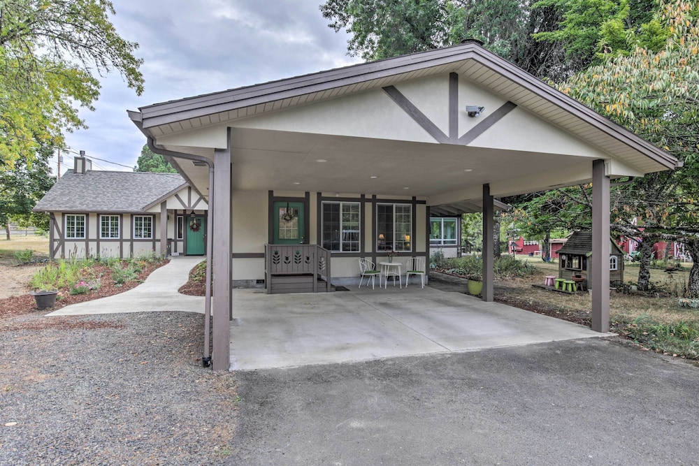 Cozy Cottage on Flower Farm w/ Baker Creek Views! view 4