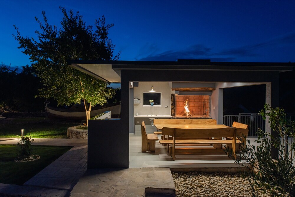 Villa River Rose with pool and jacuzzi, near the river beach