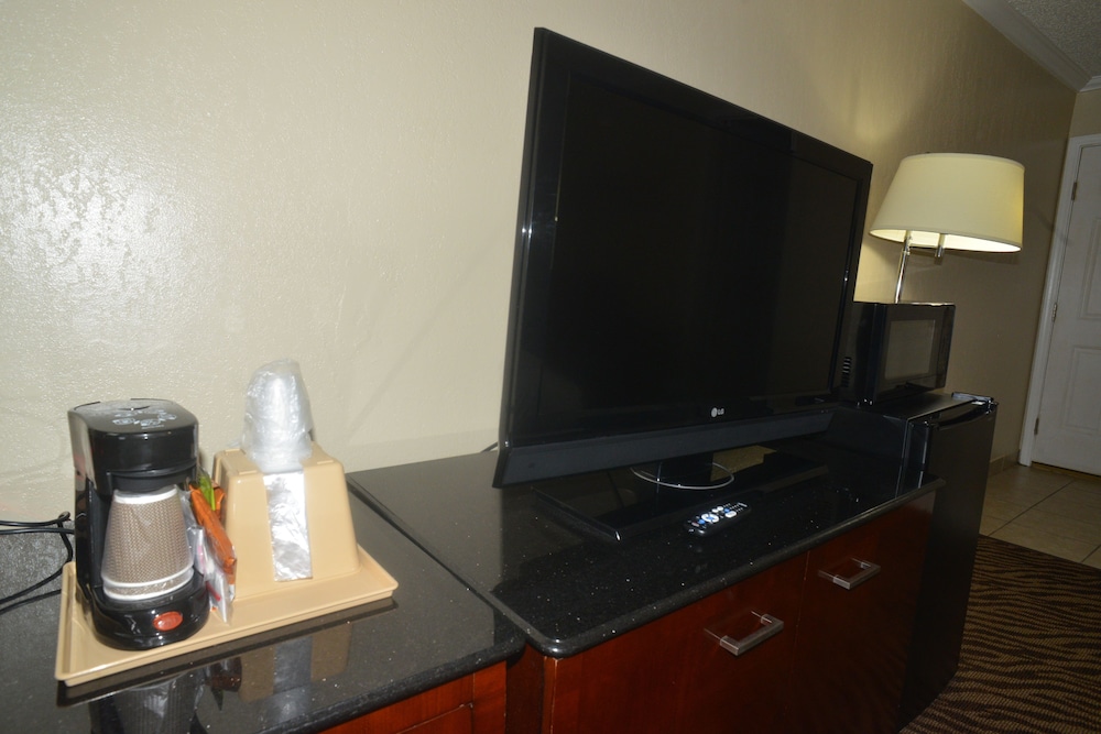 Hometown Inn & Suites