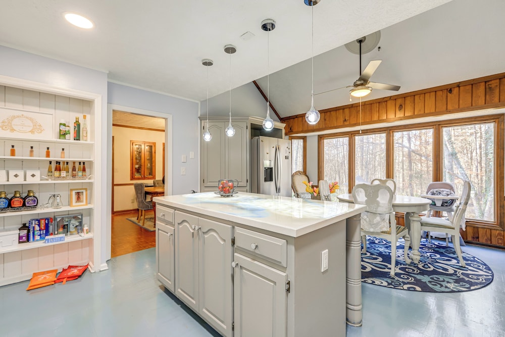 Private Hot Tub & Sauna: Georgia Nature Retreat!