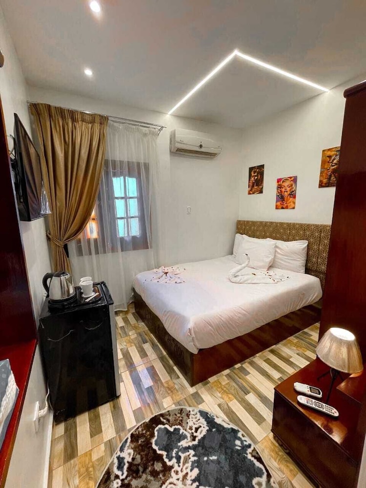 Basha Pyramids INN