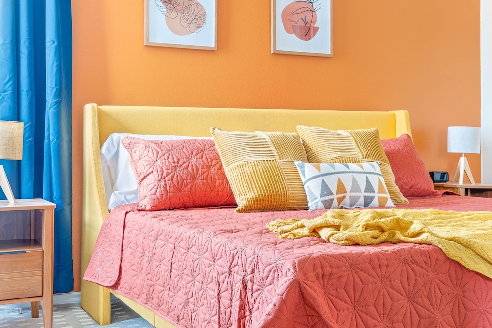 Dallas Retro House King Bed Backyard