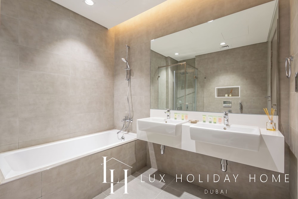LUX | 2BR Lagoon View – District One, 10–15 min Burj Khalifa