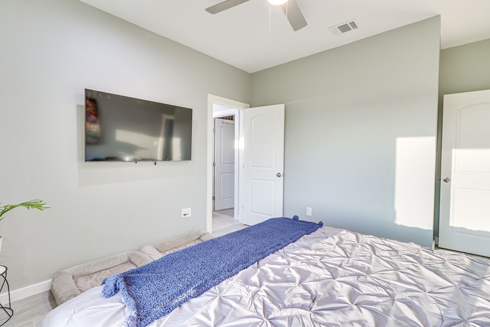 Modern Farmhouse in Del Valle: Rural Setting! view 3