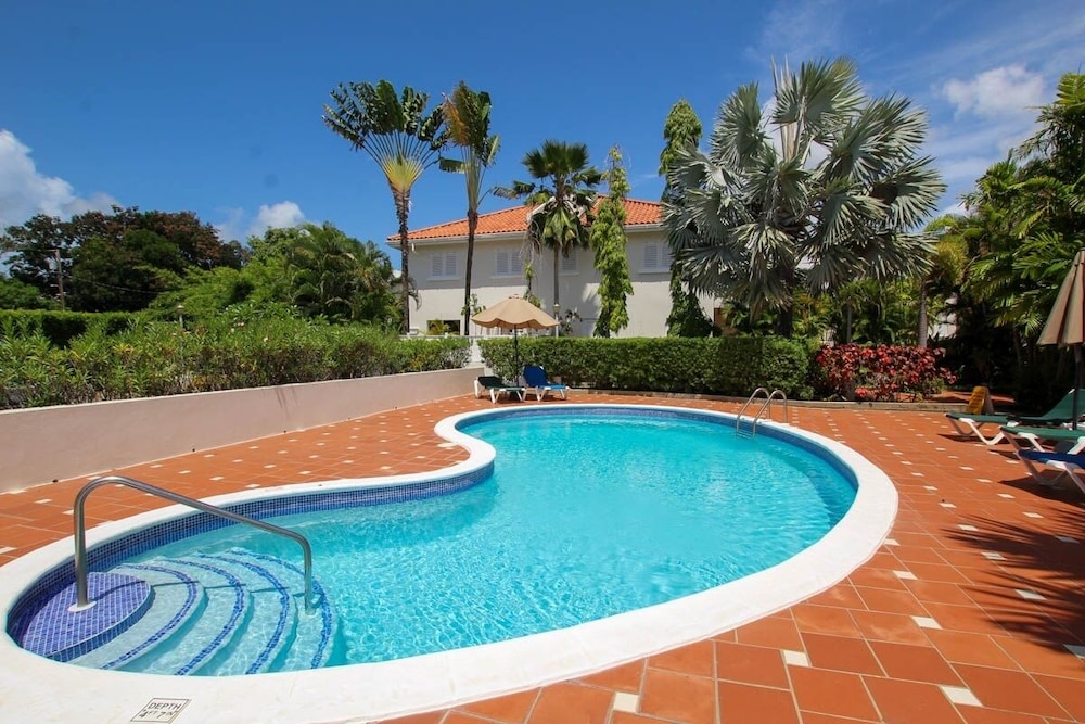 Large Townhouse with Plunge Pool, 3 mins from Beach - Turtle View 2 by BSL Rentals