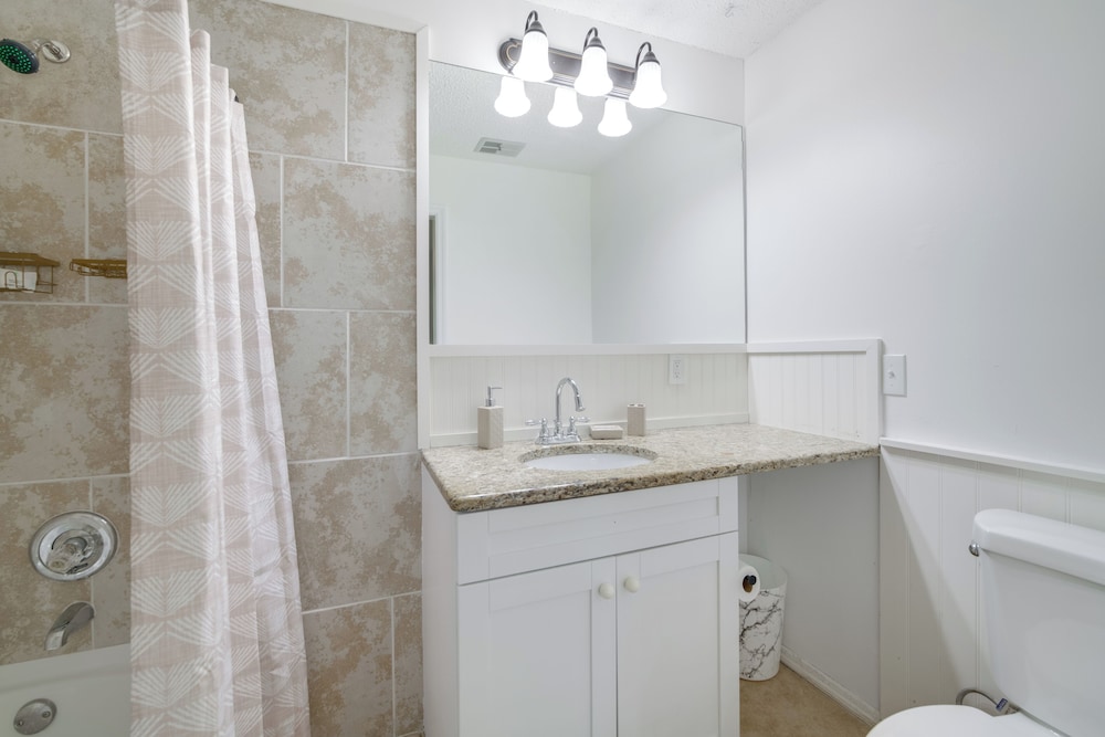 Swim, Hike & Kayak: Crystal River Retreat w/ Yard!