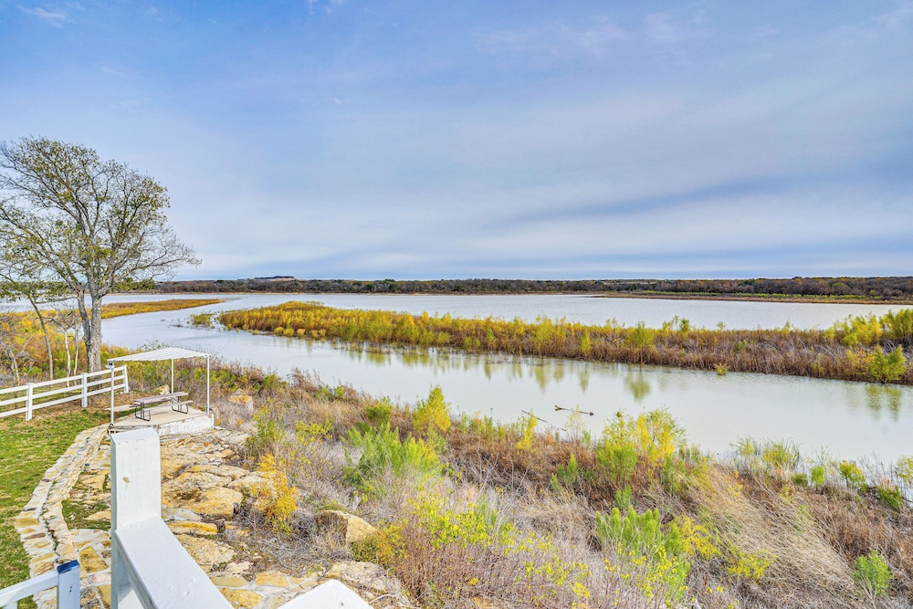 Lakefront Runaway Bay Retreat w/ Private Dock