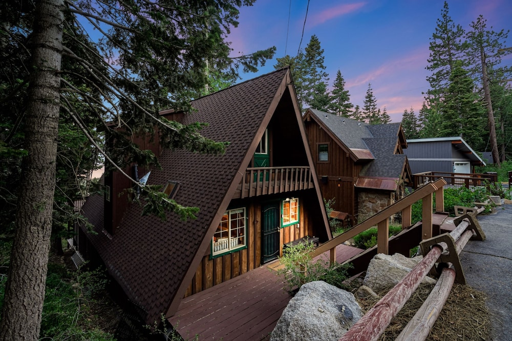 Horizon by Avantstay Stunning A-frame Cabin w Hot Tub Billiards Lake Views