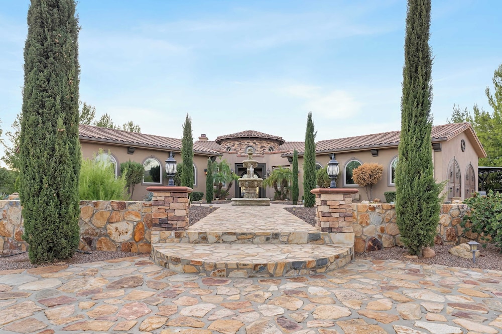Hilltop Estate w/ Pool, Hot Tub, Fire Pit, Views Cleveland Vista by Avantstay