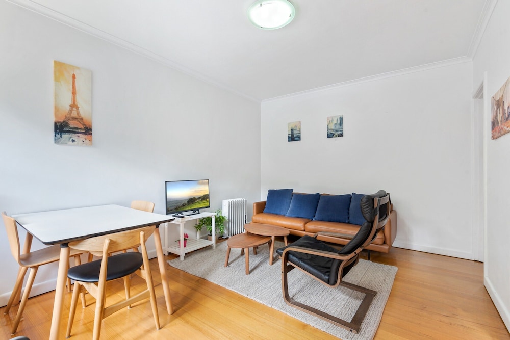 Comfy One-bedroom Unit Between City and Airport