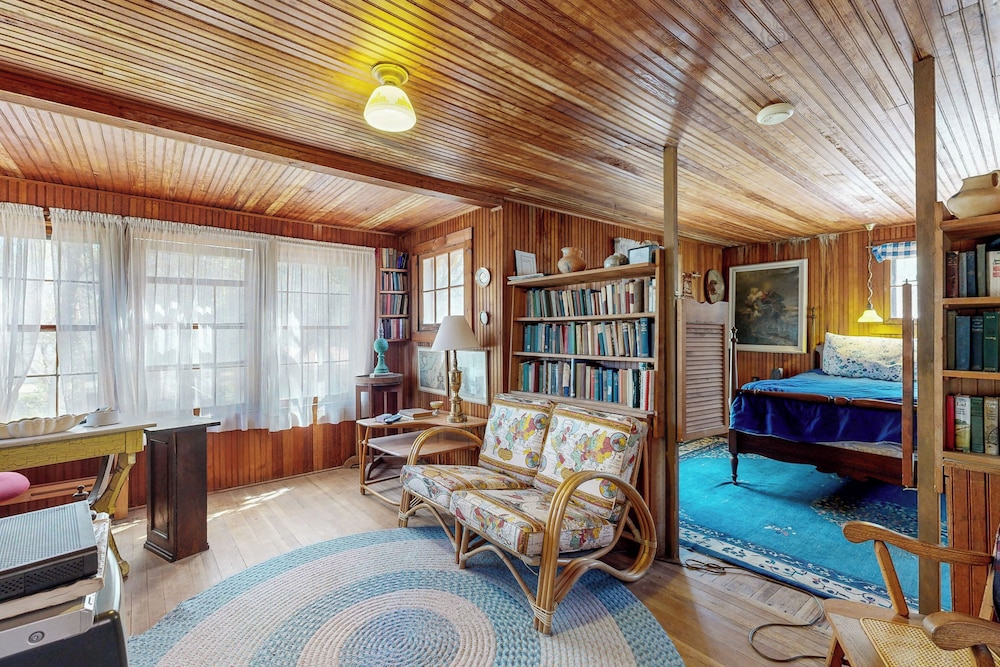 6BR Lakefront Estate w/ Private Piers & Patios