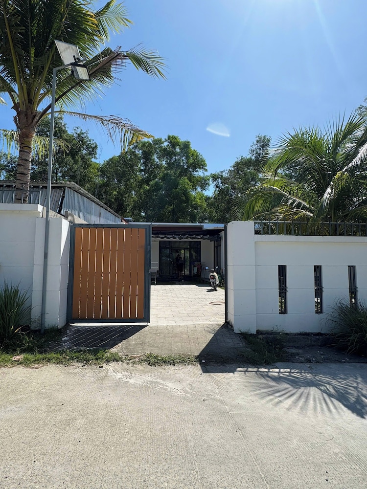 HOMESTAY HALONA
